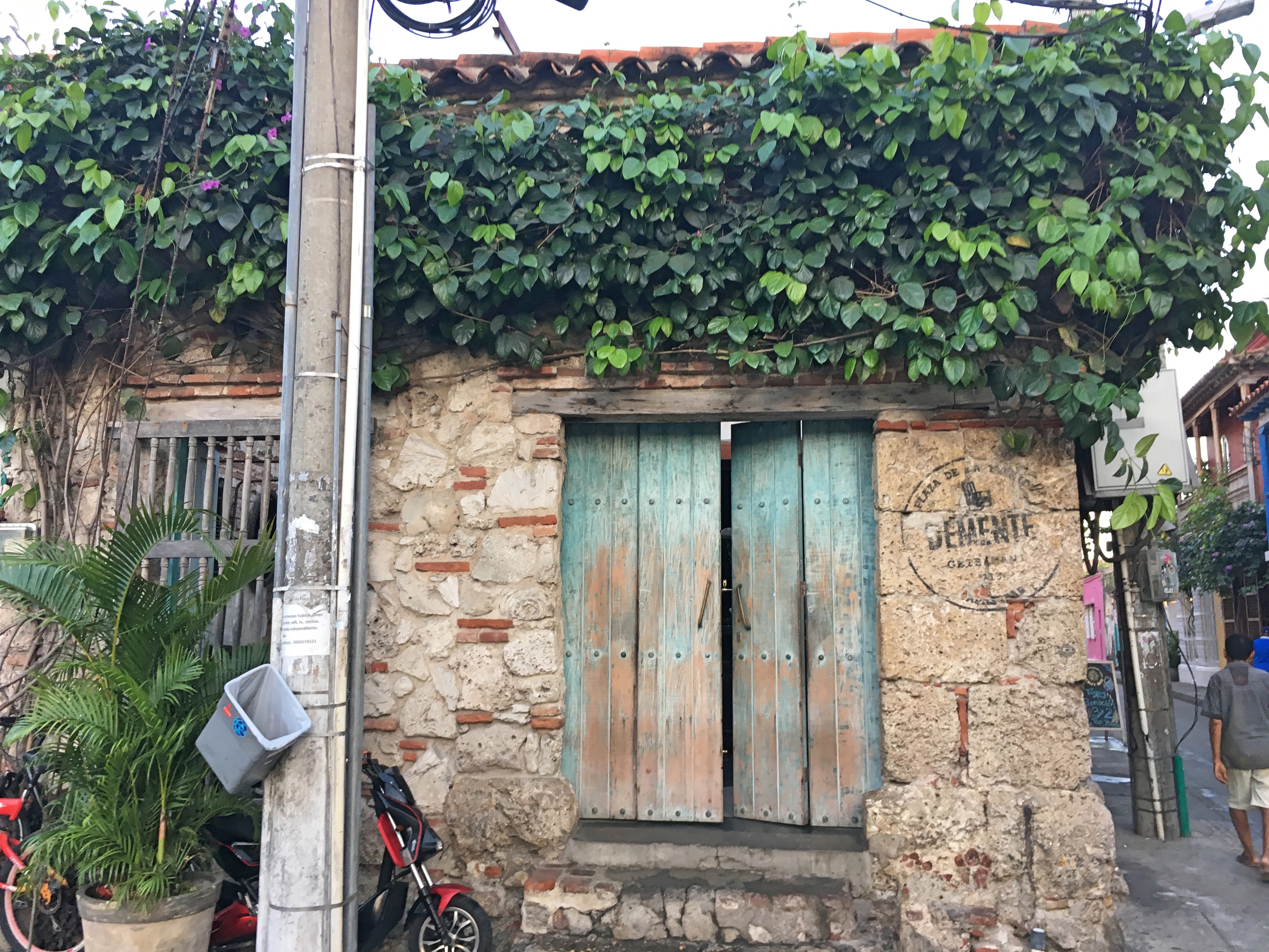 teal door at demente restaurant in getsemani