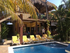 pool at papaya lodge el tunco