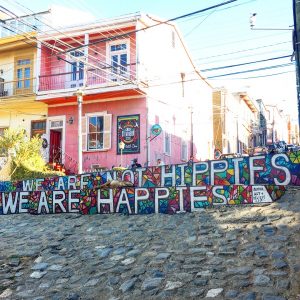 hippie street art valparaiso